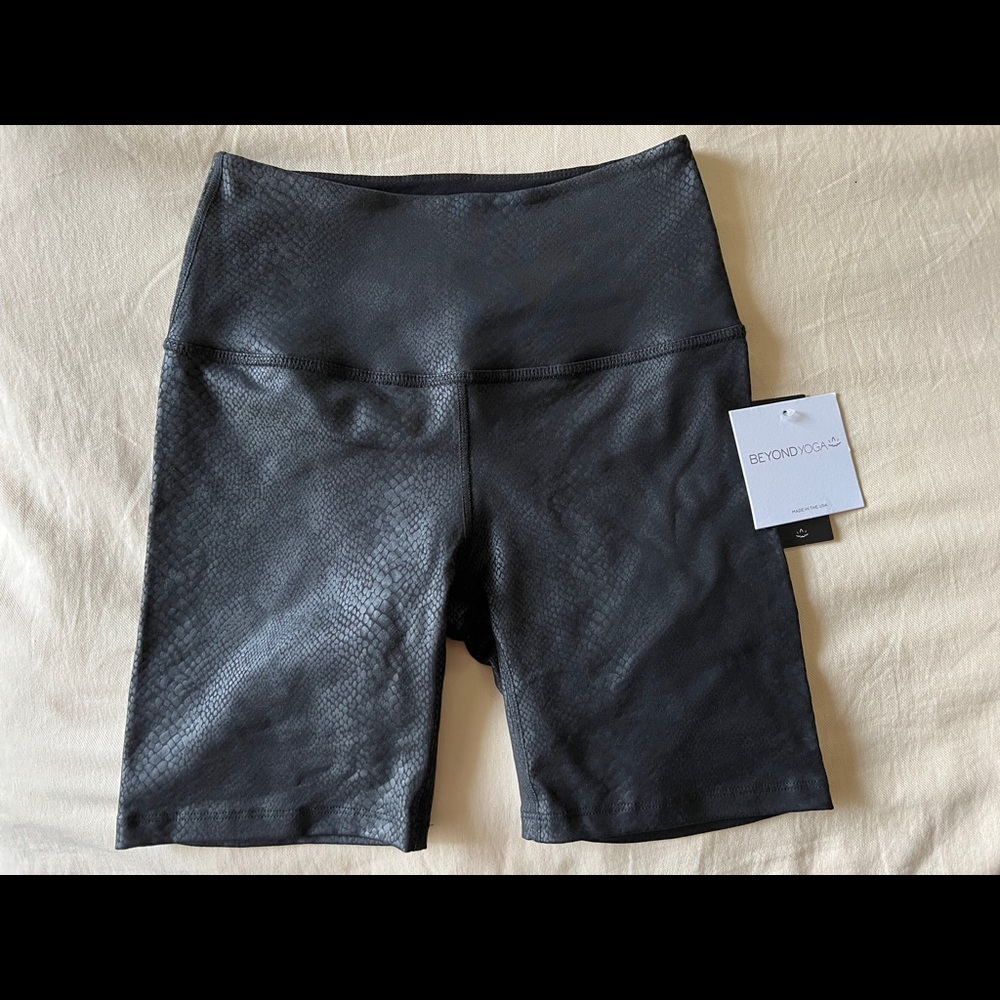 NWT Beyond Yoga Viper 7” High Waist Biker Shorts Black Women’s Small